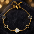 Armband met verschillende hartjes