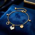 Armband met hartjes en tekst "love"