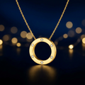 "Cirkel" ketting, 18K verguld staal middenstuk is open.