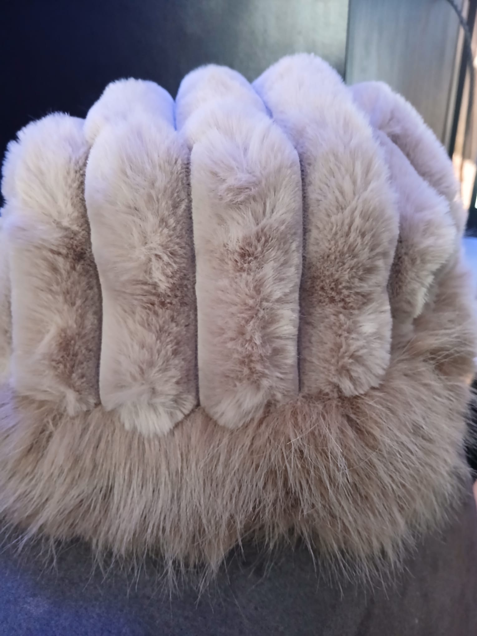 Fluffy tas met bijpassende muts