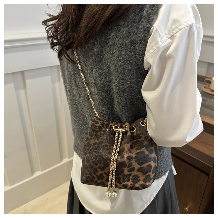 Bucket bag luipaard