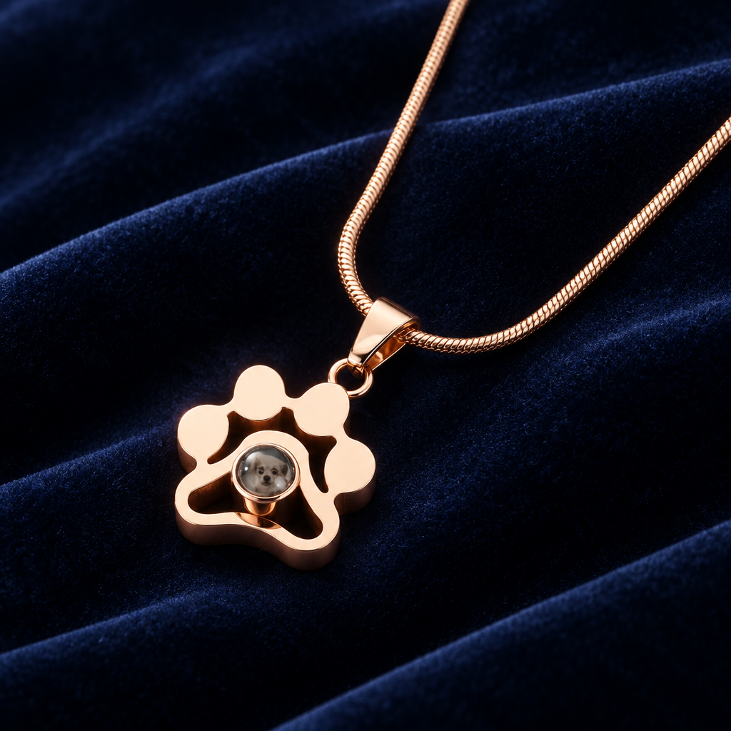 Unieke ketting met hondenpoot,  kijk in de lens....