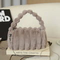 Fluffy tas met bijpassende muts
