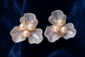Parelmoerkleurige buttoncovers met parels